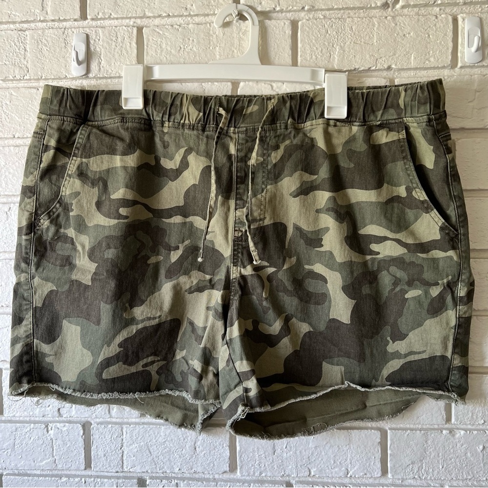Royalty For Me Collection Green Camo Cut Off Elastic Waist Shorts Size 2X